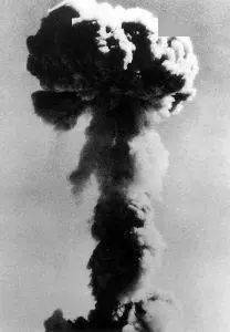 1964年10月16日15时整,中国第一颗原子弹在中国西部罗布泊试验场爆炸