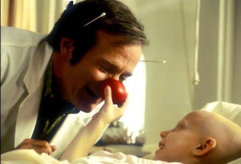 医疗小丑起源于20世纪70年代,美国医生帕奇·亚当斯( patch adams