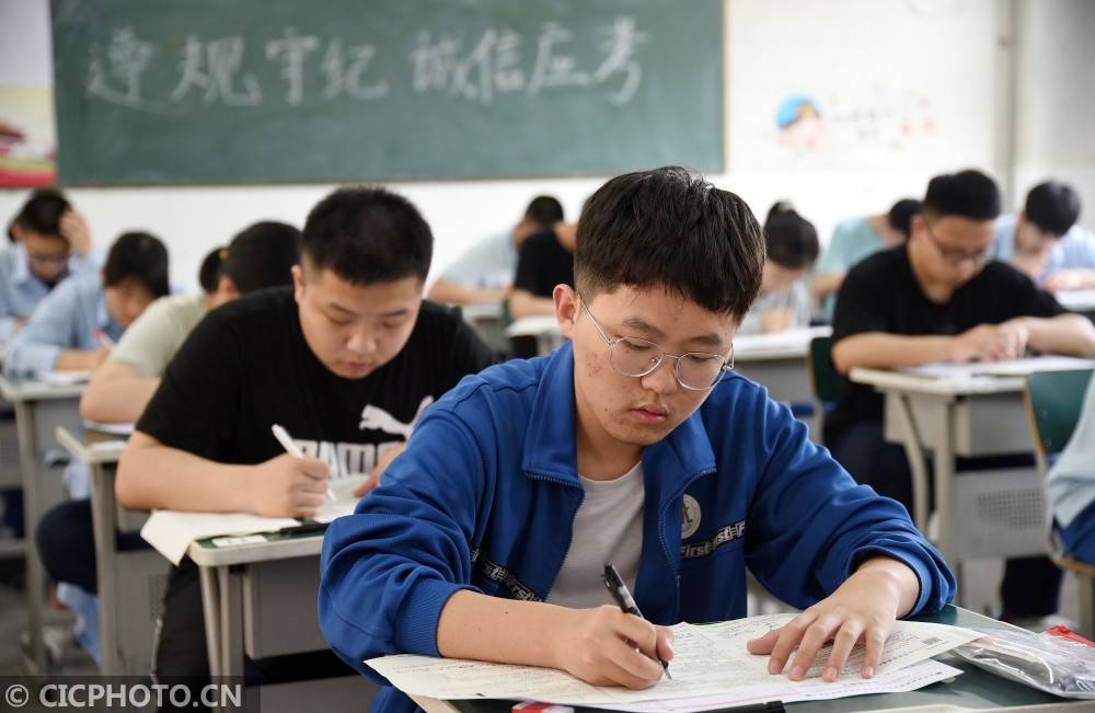 在河北省邯郸市第一中学"全真模拟高考"现场,高三学生在答卷.