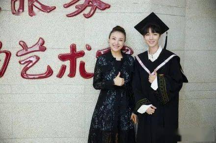 王俊凯,关晓彤,周也等明星大学毕业啦! 毕业照曝光!