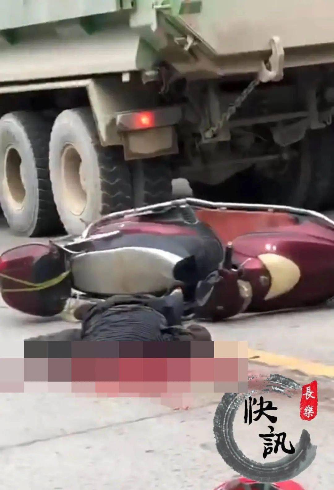 福州街头突发严重车祸!一人当场身亡!头部破裂,疑似大货车.
