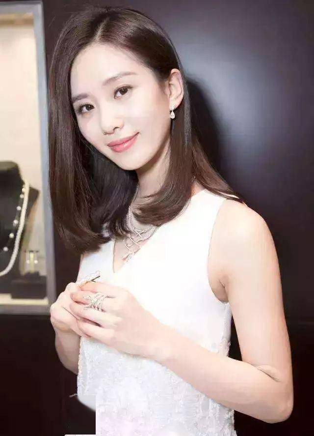 三四十岁的女人头发别乱剪,今年流行这4款发型,减龄又显年轻!