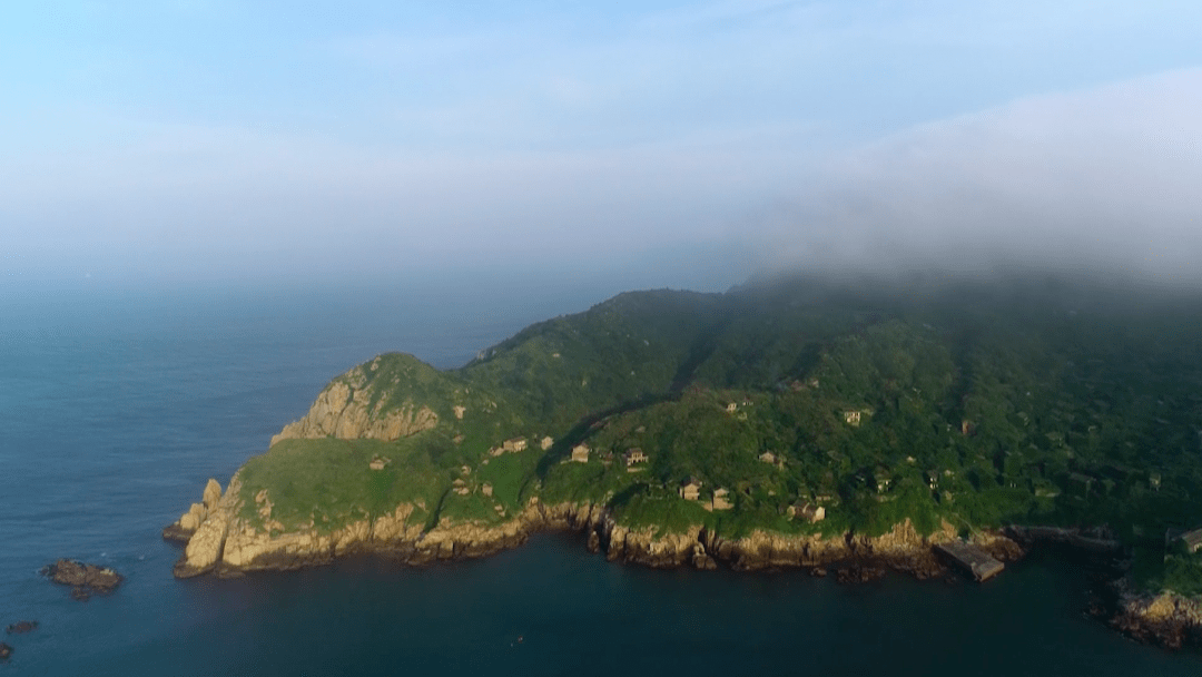 位于舟山群岛东北部,总面积549km,岛陆面积19 km,海域面积530km,包括