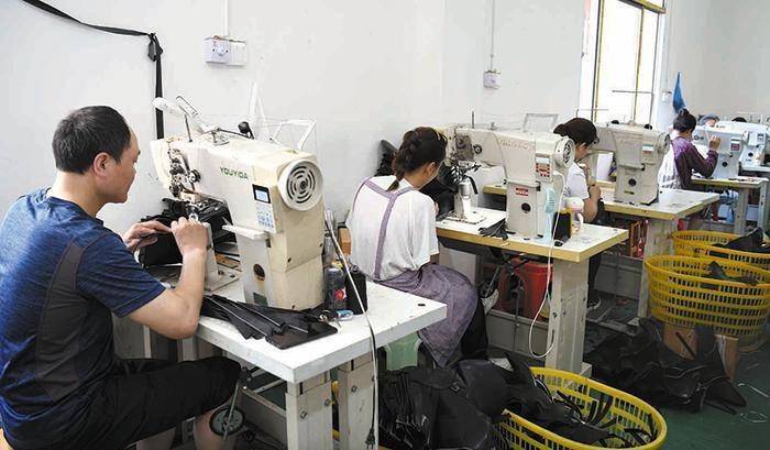 6月6日,巴东县官渡口镇晴帆园易迁安置点鞋厂缝纫车间,工人正在缝制