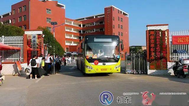 公交车司机申师傅接送祁东文武学校高考学生前往育贤考点参加考试时