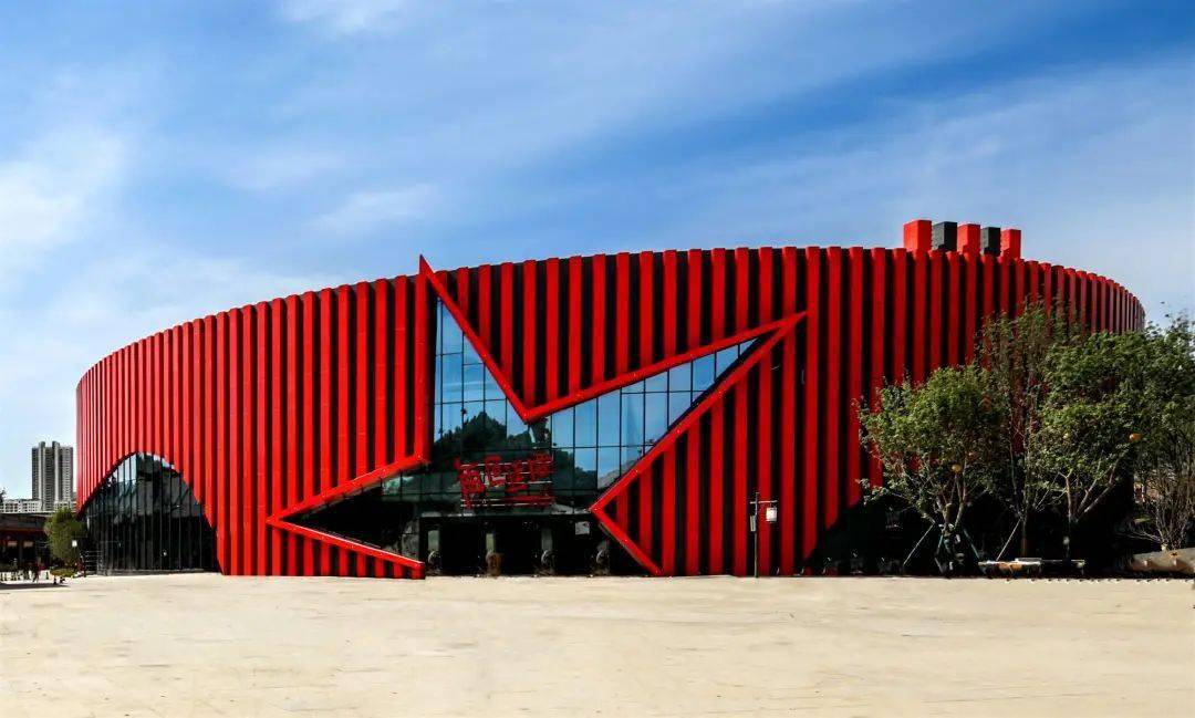 这座建筑外墙为红色铝板幕墙,立面以一颗象征中国革命的五角星为主要