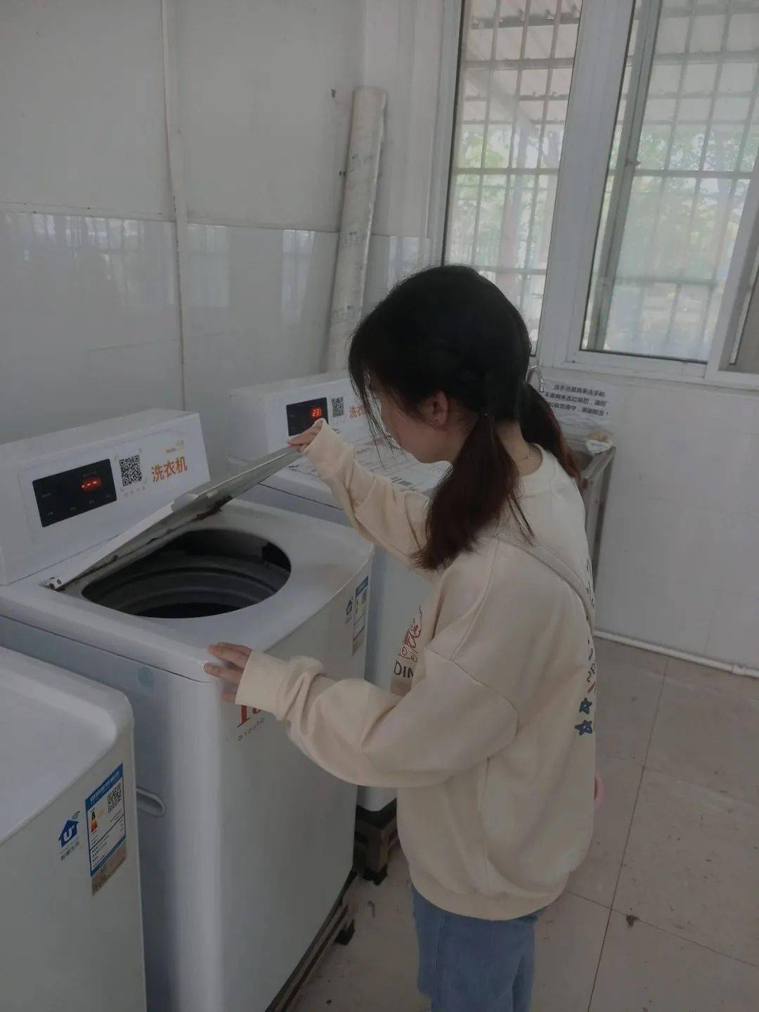 上海城建职业学院校园的无人售货机,无人图书馆,无人洗衣机,无时无刻
