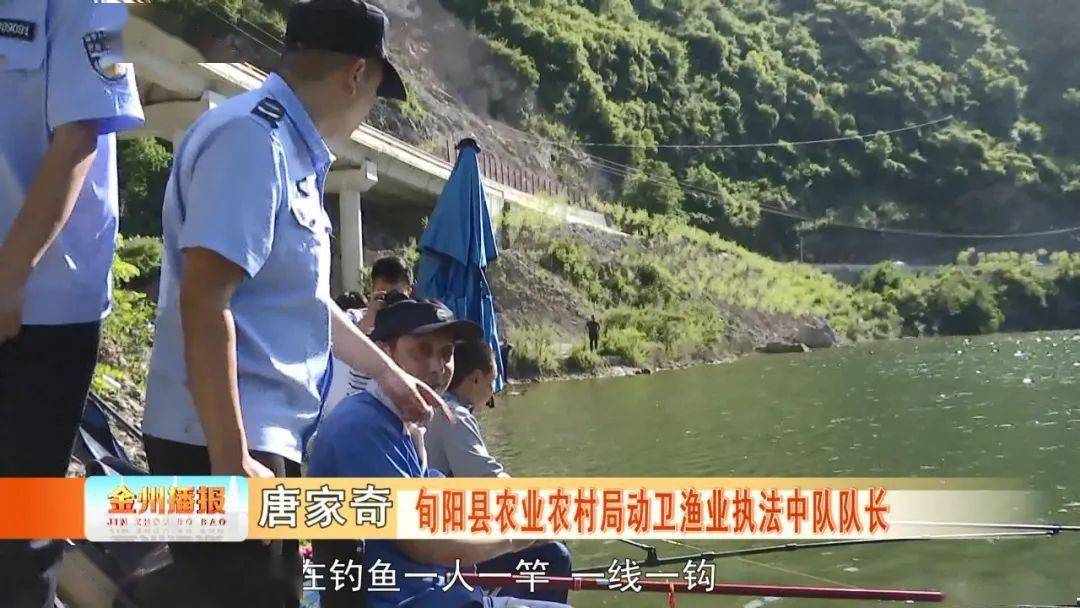 执法人员沿汉江一路北上,在赵湾镇中山村岩窝沟桥下发现有五名群众在