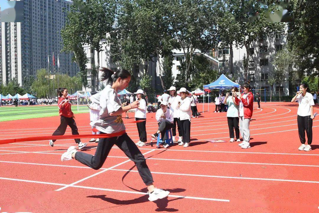 我系学生积极参加院2021年田径运动会