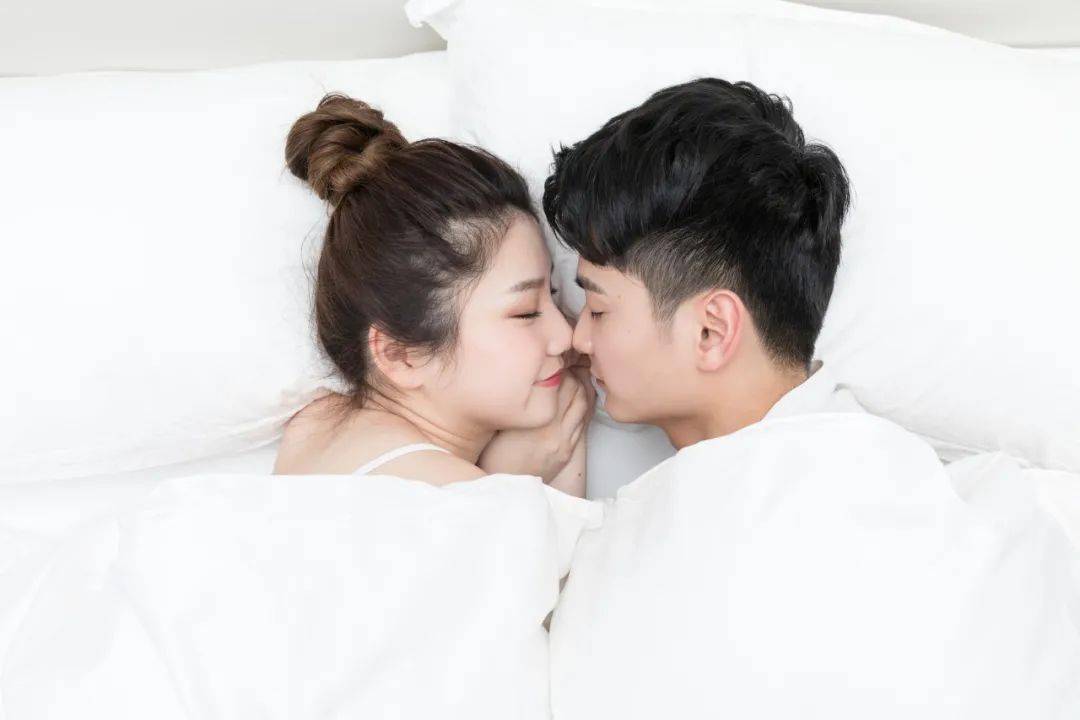 6种不同的睡觉姿势,暴露着夫妻间的关系和爱的程度