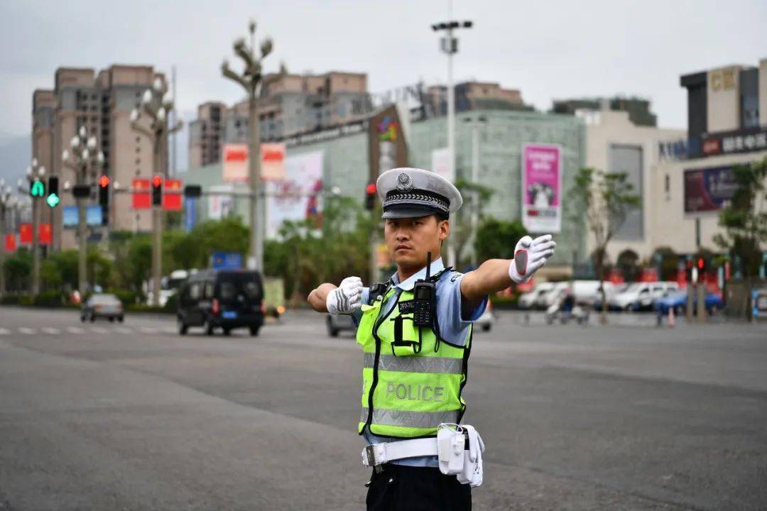 西昌驾驶员注意交警交通整治开始了