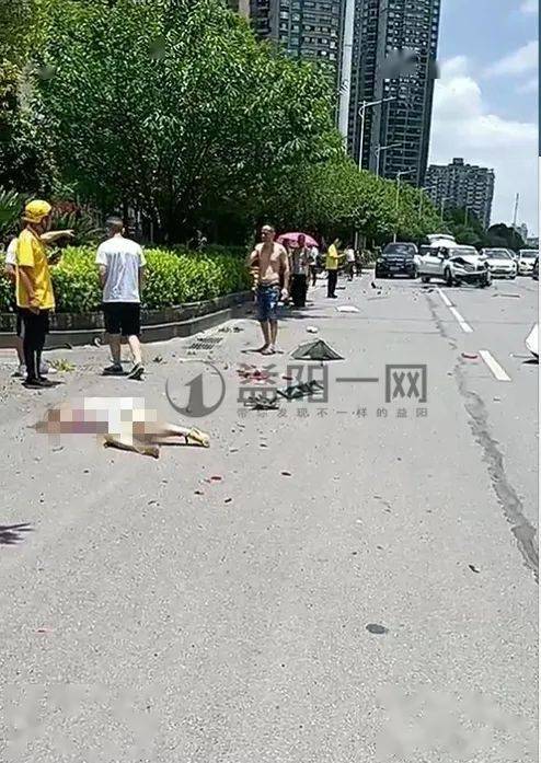 太揪心益阳今日连发两起车祸两名女子头部血流倒地不起生死未卜现场一