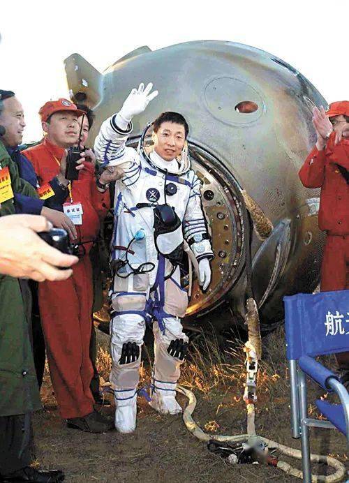 中国酒泉欧宝电竞卫星发射中心举行“学习载人航天发展史再创神舟飞天新