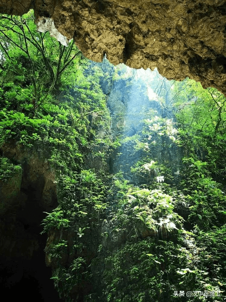 汉中小南海惊现地缝奇观