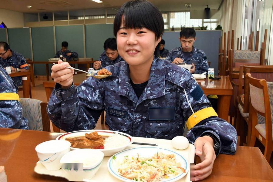 比如上图的日本海上自卫队女兵左胸的姓名牌,就是海上自卫队官方打上