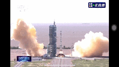 在酒泉卫星发射中心点火发射 神舟十二号载人飞船与火箭