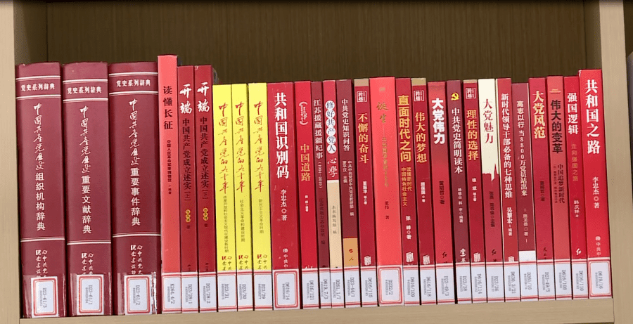 让来书房的人都能学党史,能翻阅红色读本,营造党史学习教育的浓厚氛围