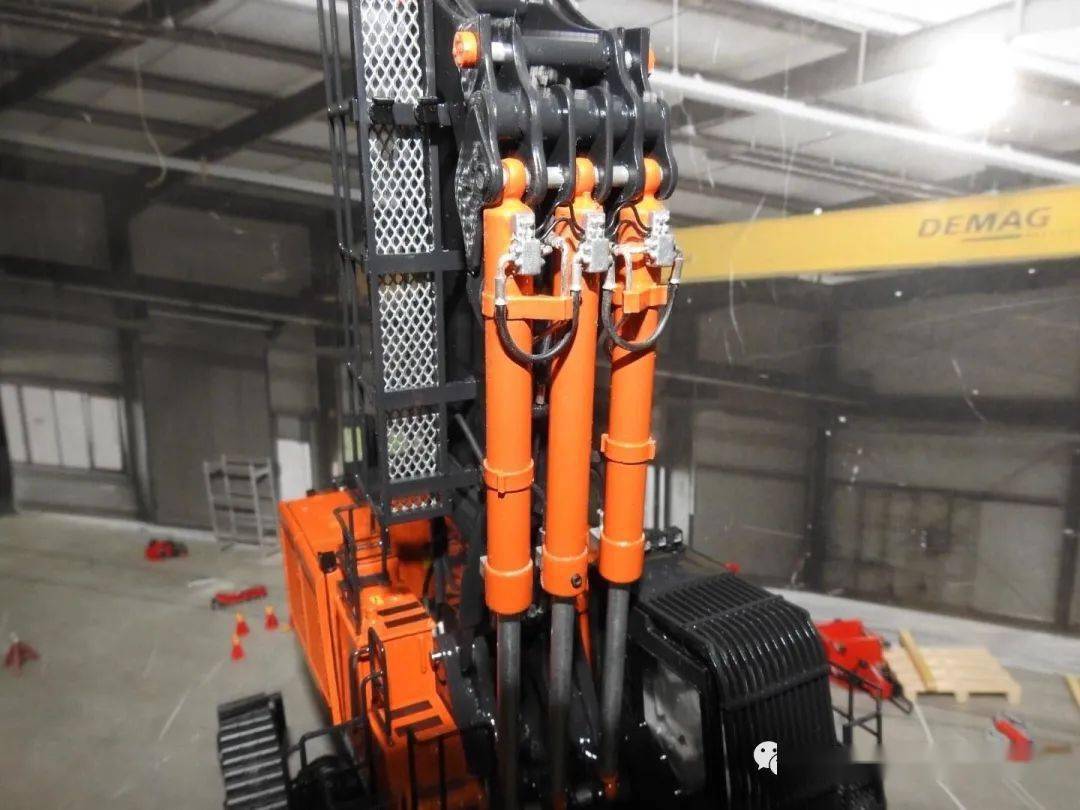 鬼斧神工,模型再现德国最大的拆楼机——hitachi kmc 1600 s
