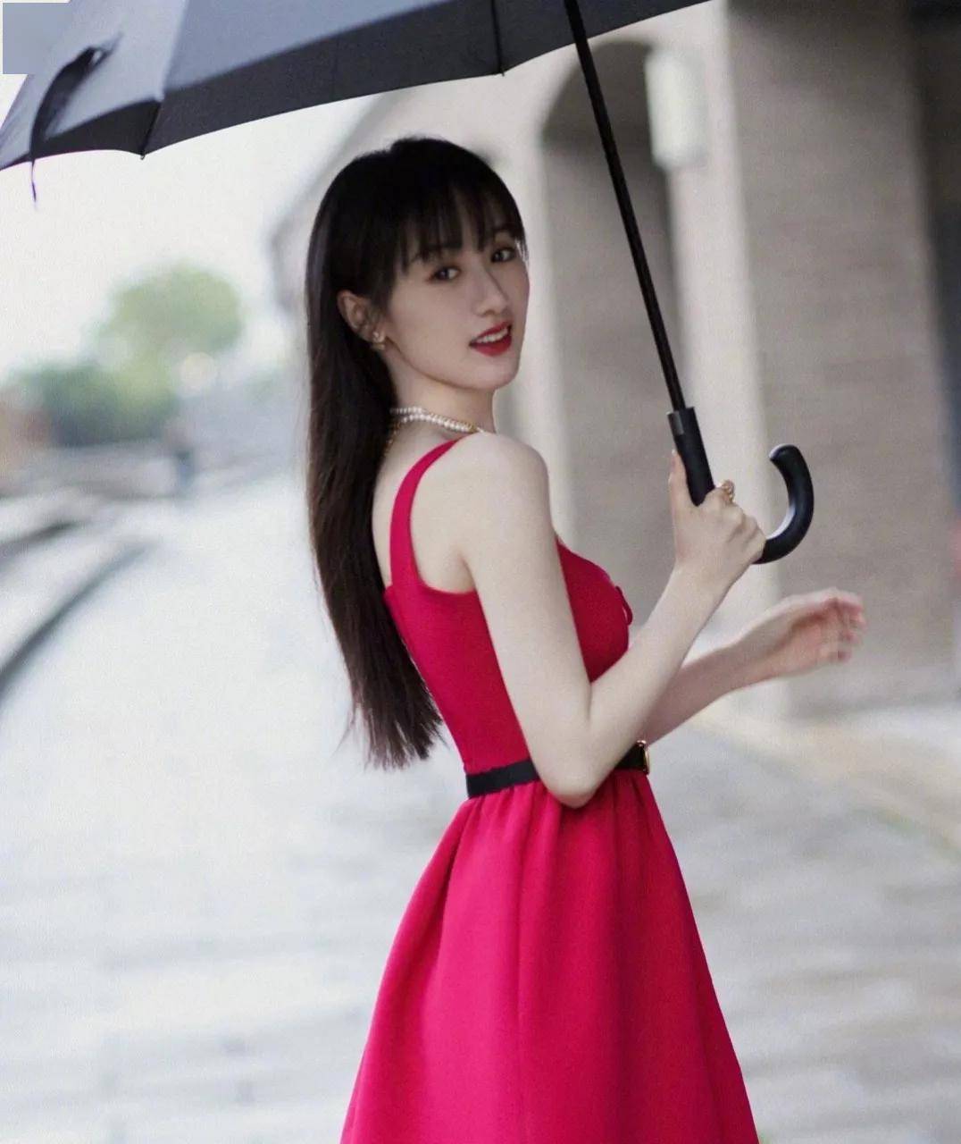 袁冰妍红色一字裙写真:惊艳又魅力的女星