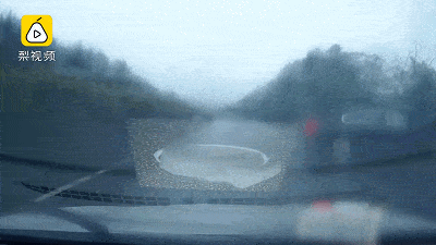 雨天车速过快,车辆突然