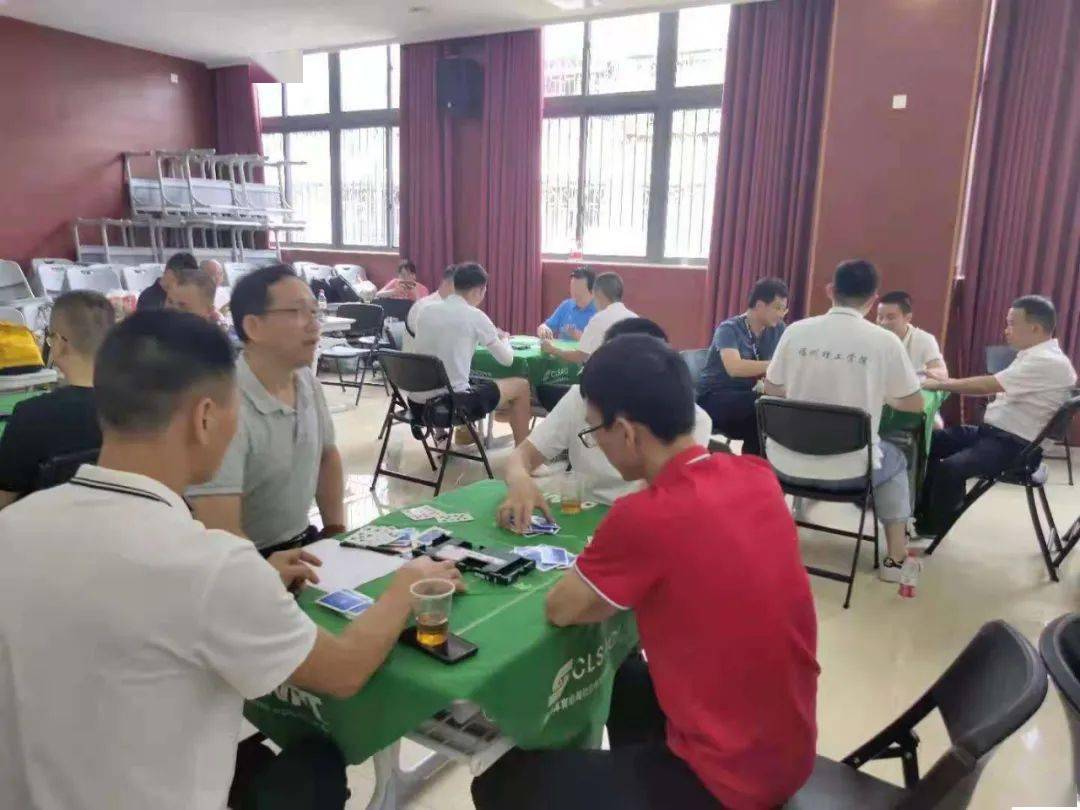 喜 报 6月19日,福州市耕耘杯双升比赛在群众路小学举行,我校代表队