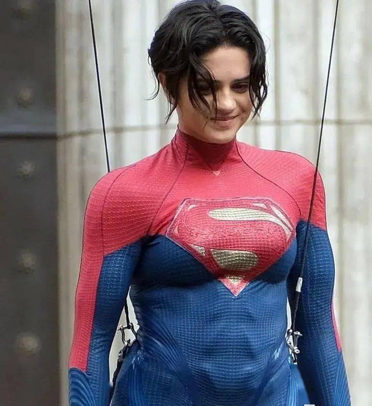 在片场照上,好莱坞新人演员莎拉·卡列穿着女超人的全套戏服,吊着威压