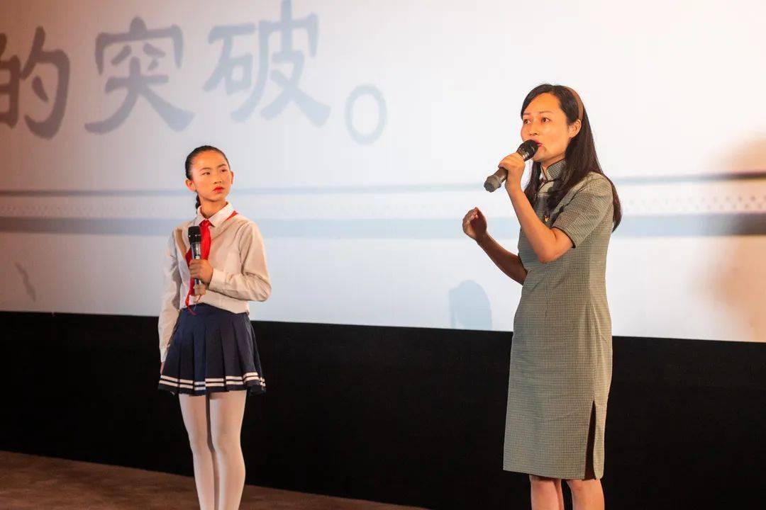 现场播放了昆明市公安局民警钟屹和妻子何佳的原创歌曲《愿你秀丽永远