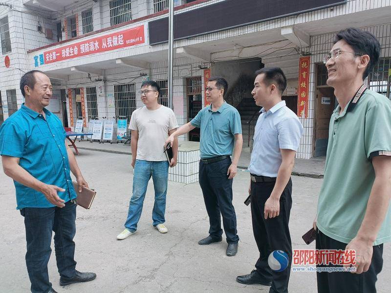 隆回县西洋江镇党政府领导到中心小学调研教育与安全生产工作