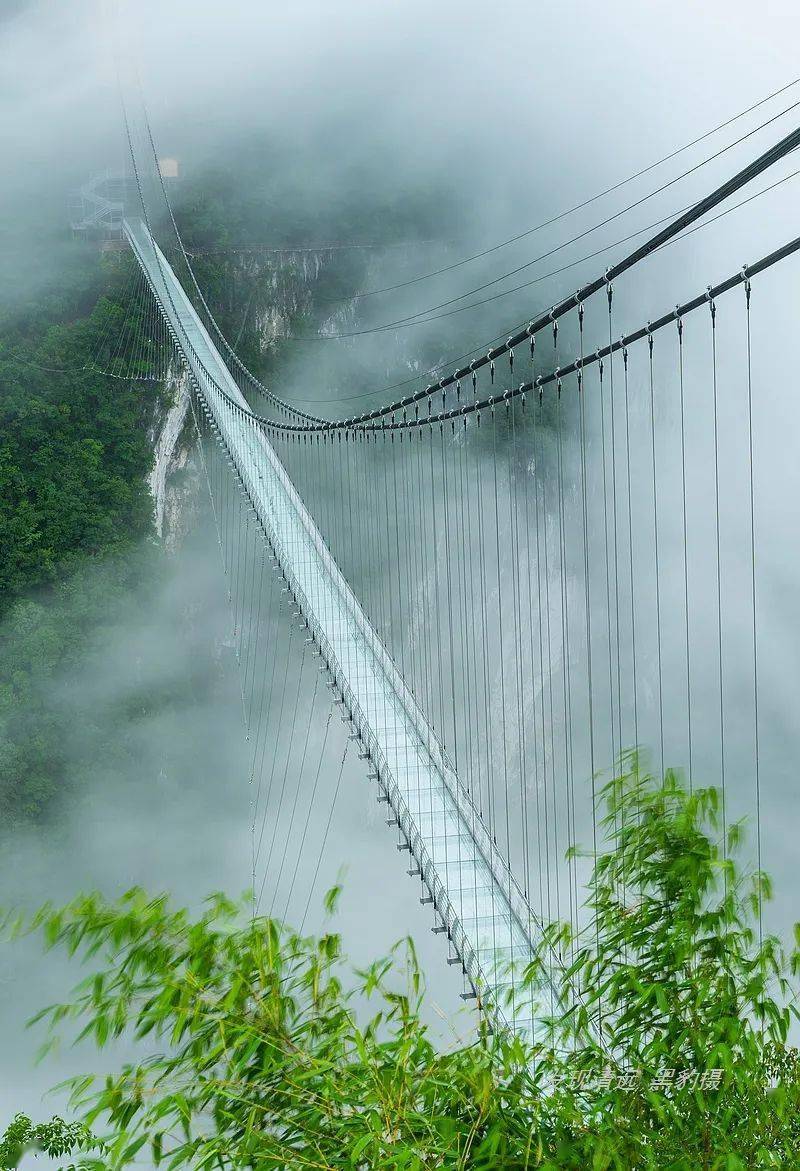 广东峡天下景区位于广东省清远市,其中的天云渡玻璃吊桥单跨长度588米