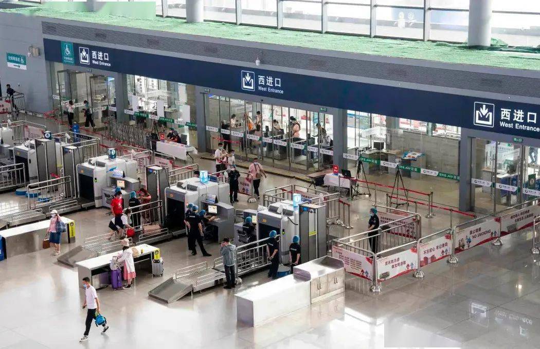 太原南站,旅客通过安检进站.