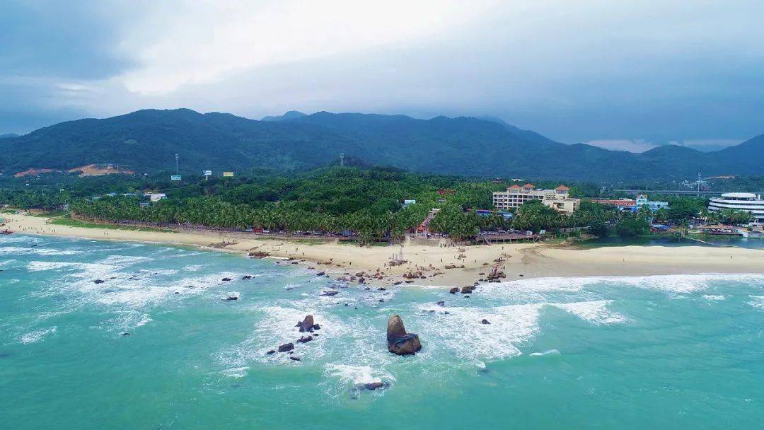 乘风万里踏浪暑期潮玩万宁日月湾