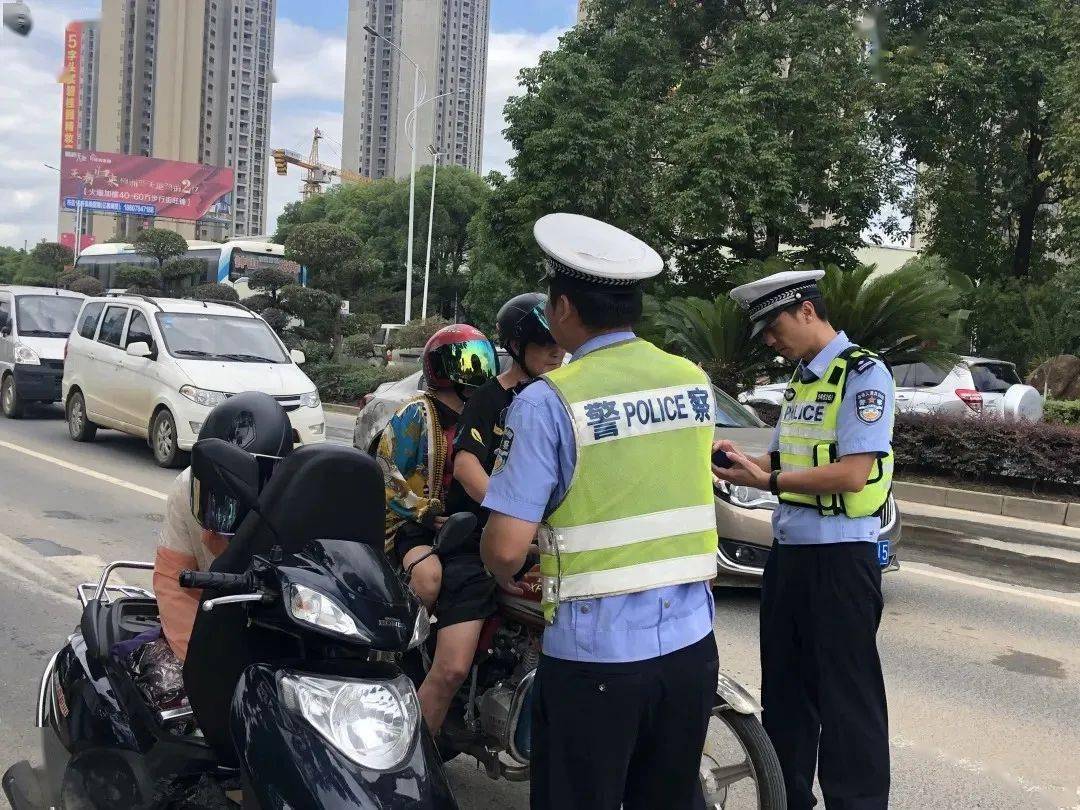 明天全体警员上路查电动车走快车道,逆行,为期15天?真相是.