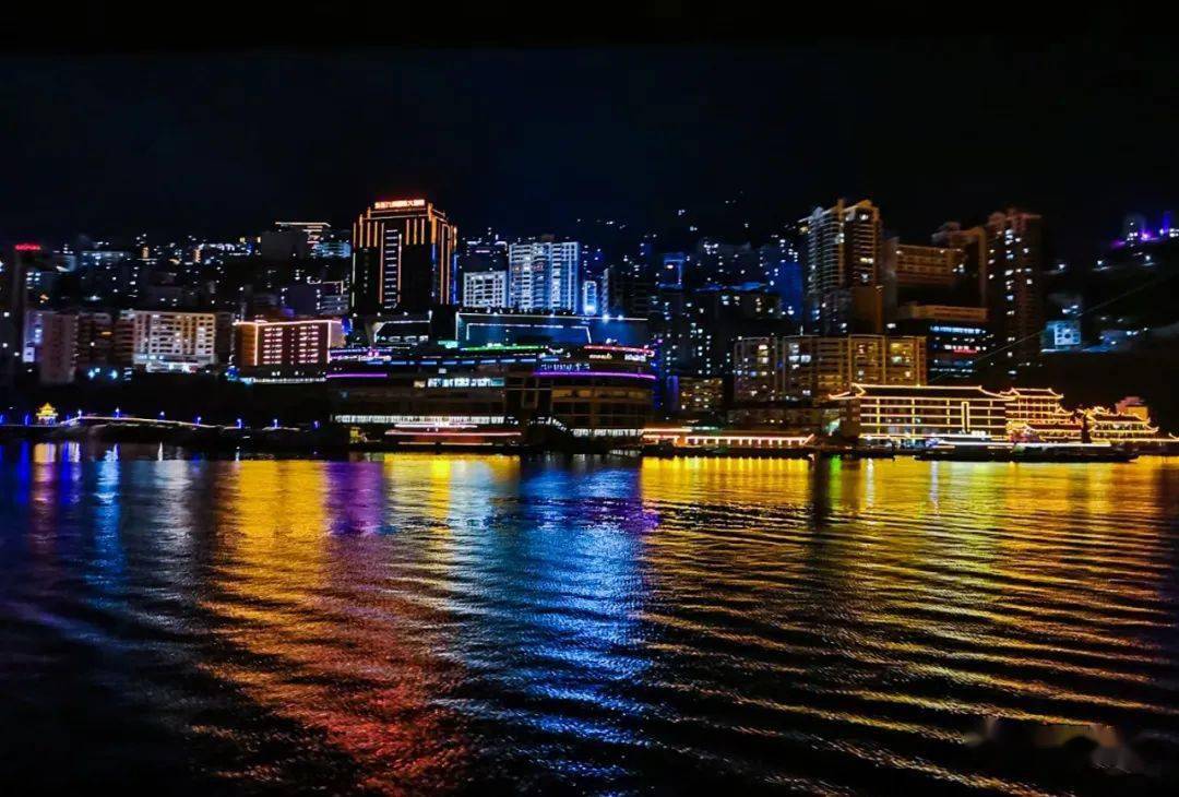 游三峡:船过巴东观夜景