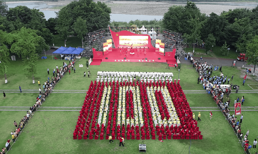 千人方阵演绎"100"图案 温江金马街道庆"七一"文艺汇演精彩纷呈