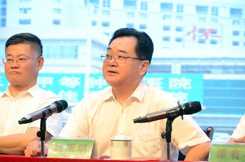 此举标志着 ▲市人民政府副市长欧阳明(右)为怀化市肿瘤医院授牌