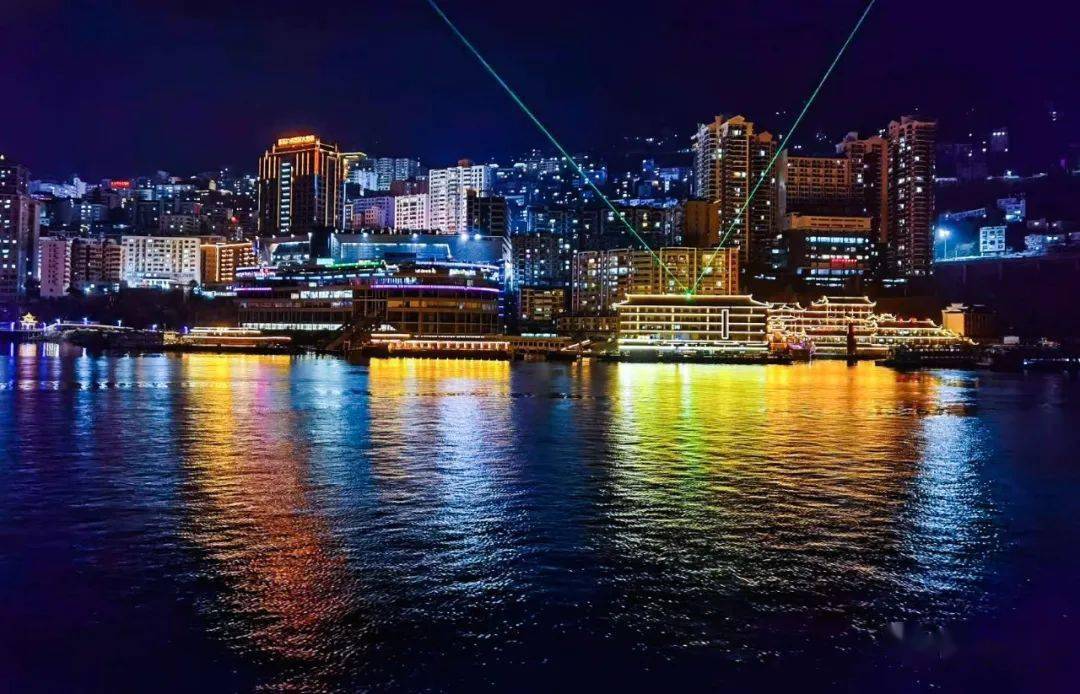 游三峡:船过巴东观夜景