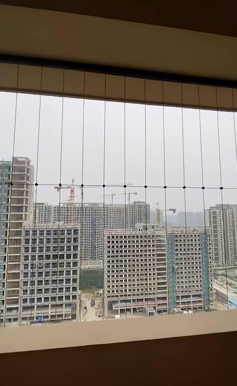 3,在连廊外围全部加装钢丝防护网,安全程度大大增加,问题和第二种一样