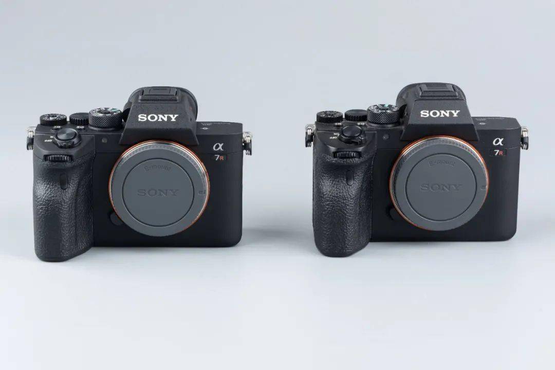 来到相机机身部分,索尼a7r4和a7r4a两款相机的正面没有任何不同,包括