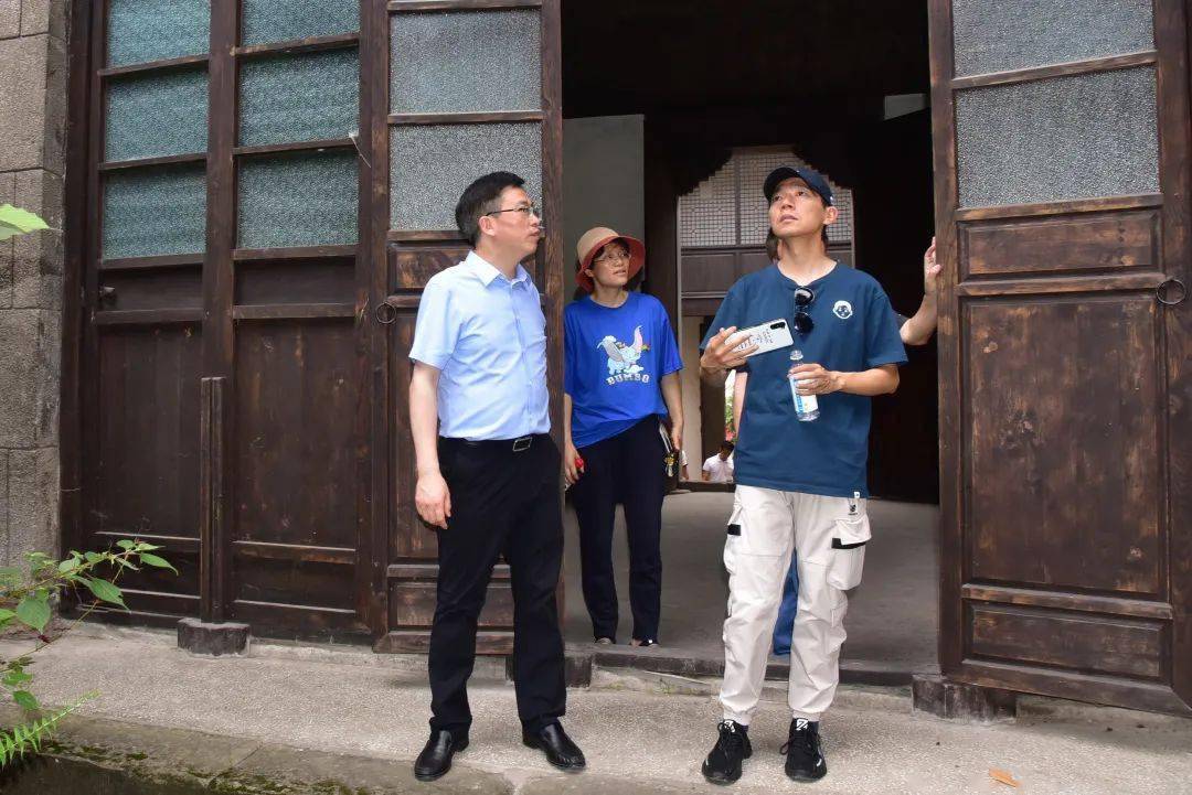 导演张忠华到中师陈列馆馆址选景