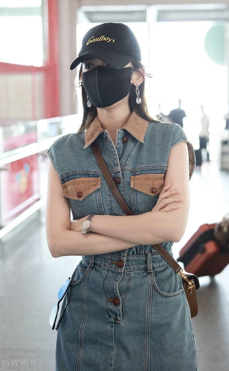 古力娜扎身穿连衣裙现身机场,大秀曼妙身材拿下帽子露出绝美笑容