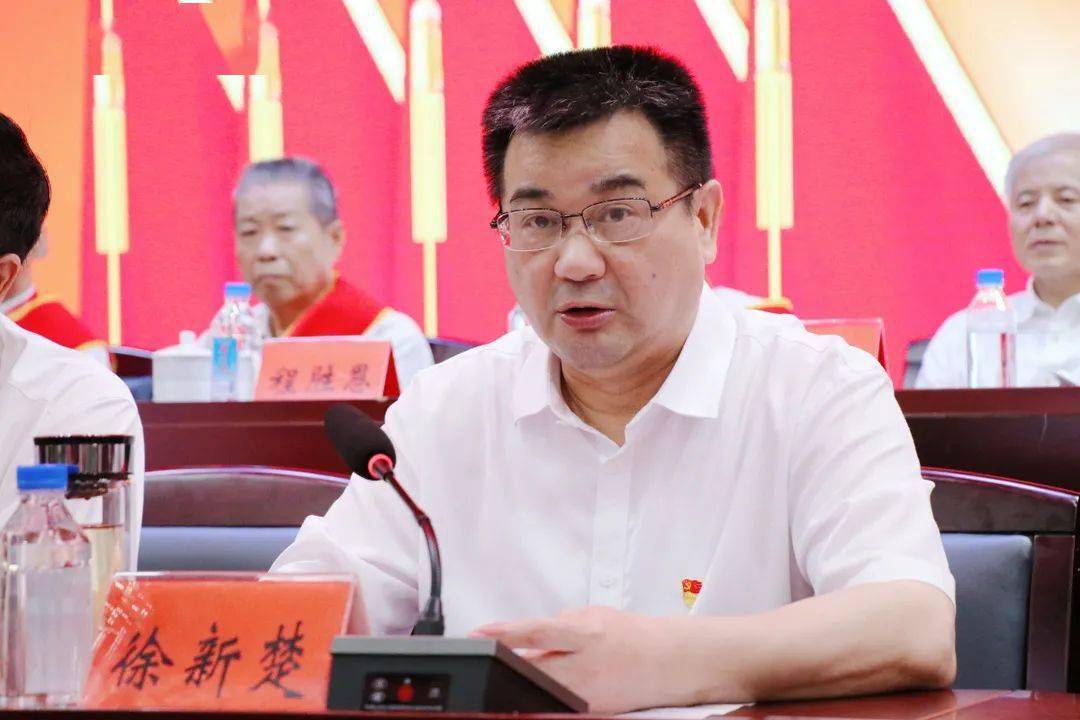 随后,徐新楚带领大家重温了入党誓词,为张治雄,白尊贤等17位老党员