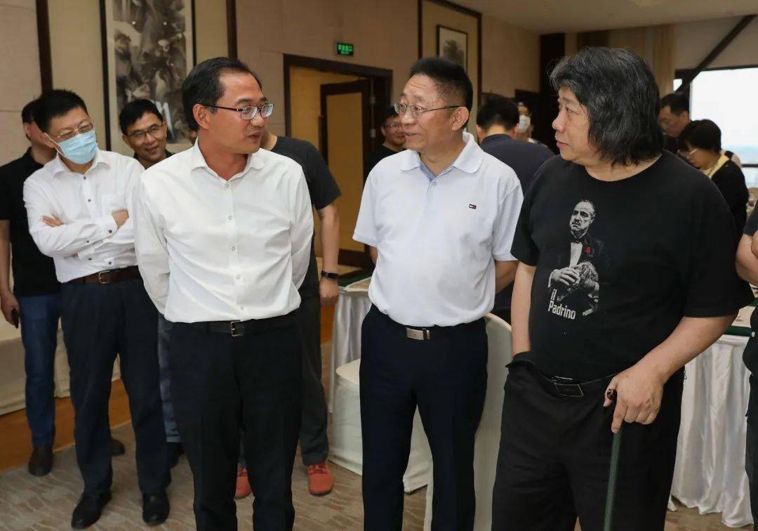 崇明区委书记李政与参与活动的艺术家交流