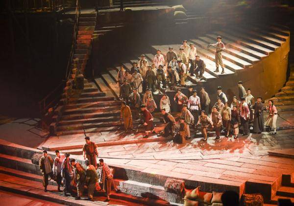 6月28日,以红岩文化为创作背景的大型红色历史舞台剧《重庆 1949》在
