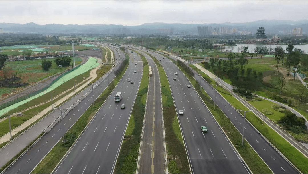 双向八车道 成都东西城市轴线蜀都大道东一段主道建成通车