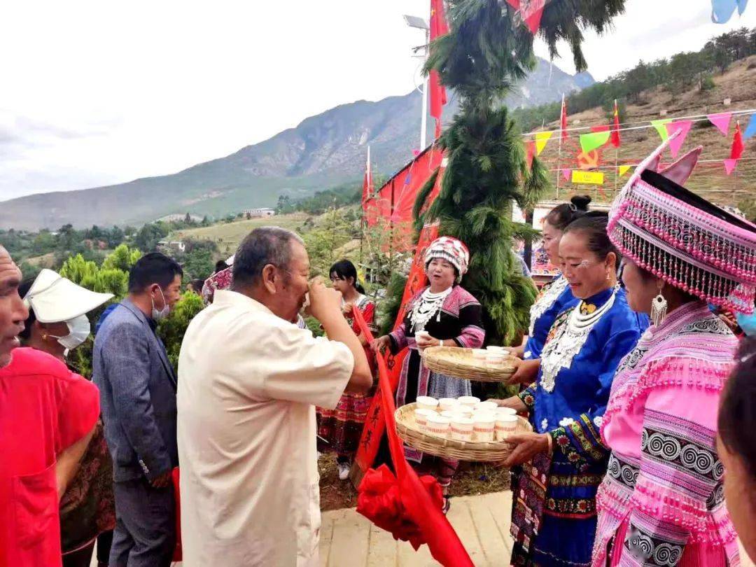 关注| 云南香格里拉金江苗族花山节,喜迎建党100年