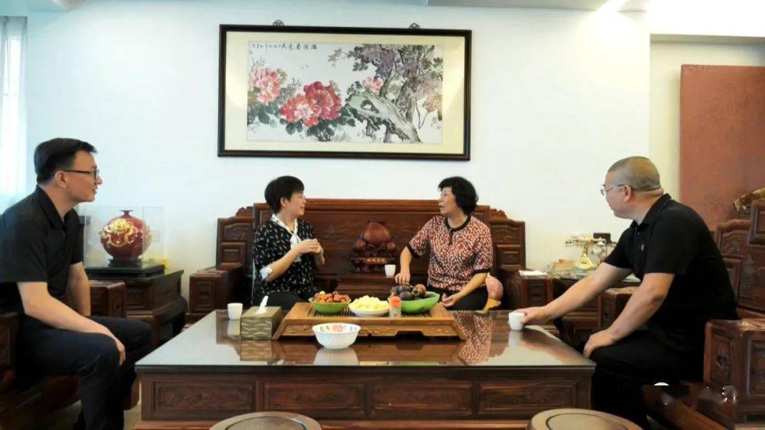 殷殷深情浓浓关爱吕莉走访慰问长汀老干部并颁发光荣在党50年纪念章