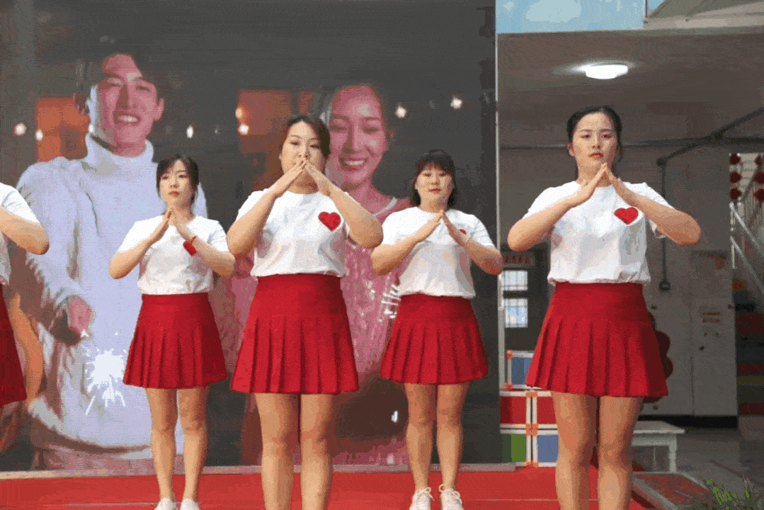 娃娃】,歌表演【祖国祖国我们爱你】 毕业典礼结束了,最后一个环节是