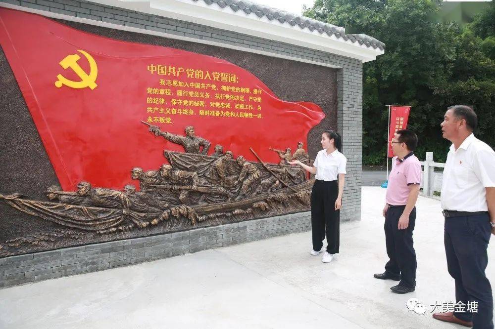 在解放金塘陈列室旁 还有壕沟 碉堡和弹坑遗址 布置有红色文化景墙