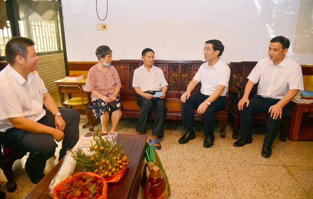 共庆百年华诞泽华书记展欣市长向他们致以问候和敬意