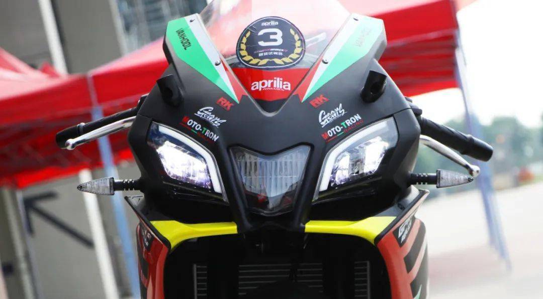 从基因上来说有apriliarsv4赛道的一切做背书,这个250就说身出名门